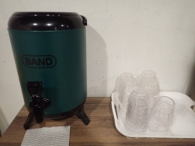 とんかつ盛よしの2階のお冷コーナー