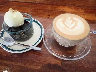 CHIAKI COFFEE WORKSのコーヒーゼリーとカフェラテ