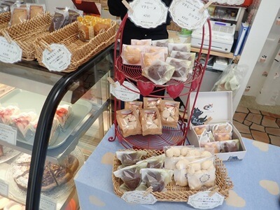 期間限定atelier Arbre du Coeurのショーケース横の焼き菓子コーナー