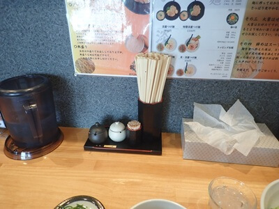 豚骨つけ麺専門店 龍の蔵天文館店の目の前のテーブルセット