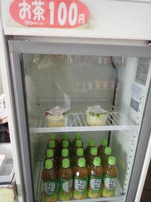 にこ丸堂 卸団地店の冷蔵庫のお茶100円