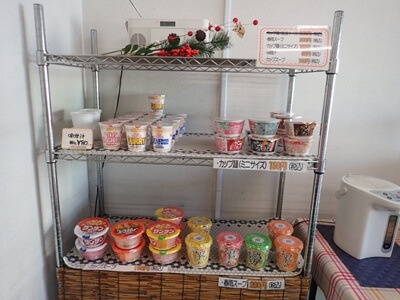 にこ丸堂 卸団地店のカップラーメン売り場