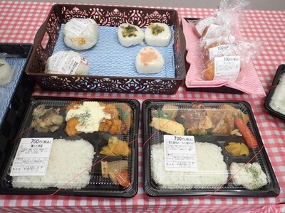 にこ丸堂 卸団地店のご飯大盛700円弁当におにぎり単品