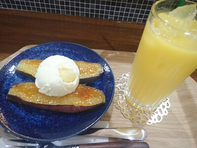 お芋の木の焼きいもブリュレにアイス乗せとオレンジジュース