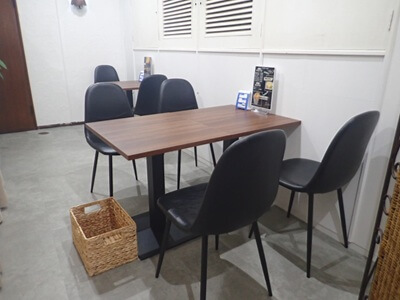 お芋の木の衝立から向こう側のの雰囲気